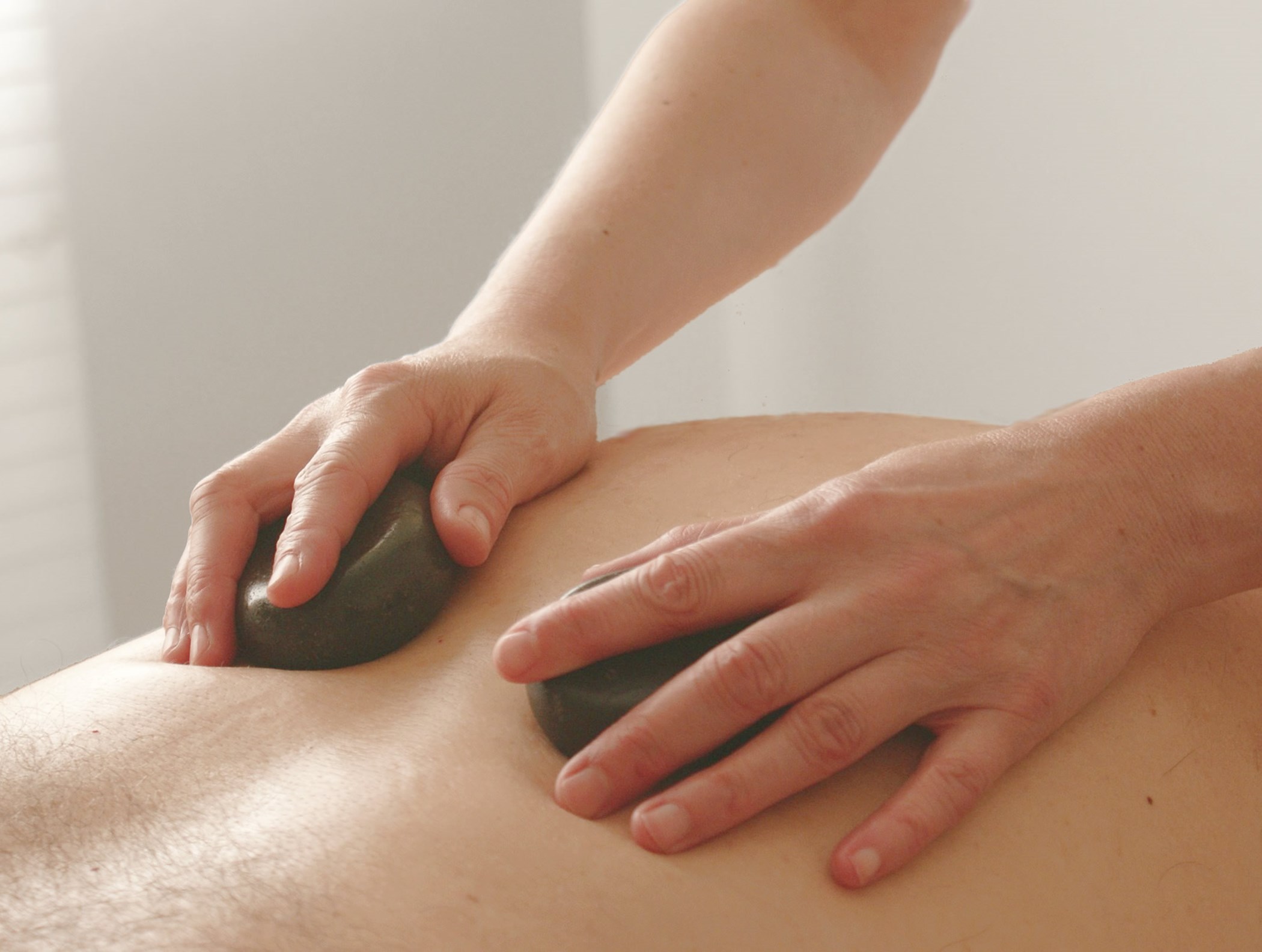 masáž zad lávovými kameny