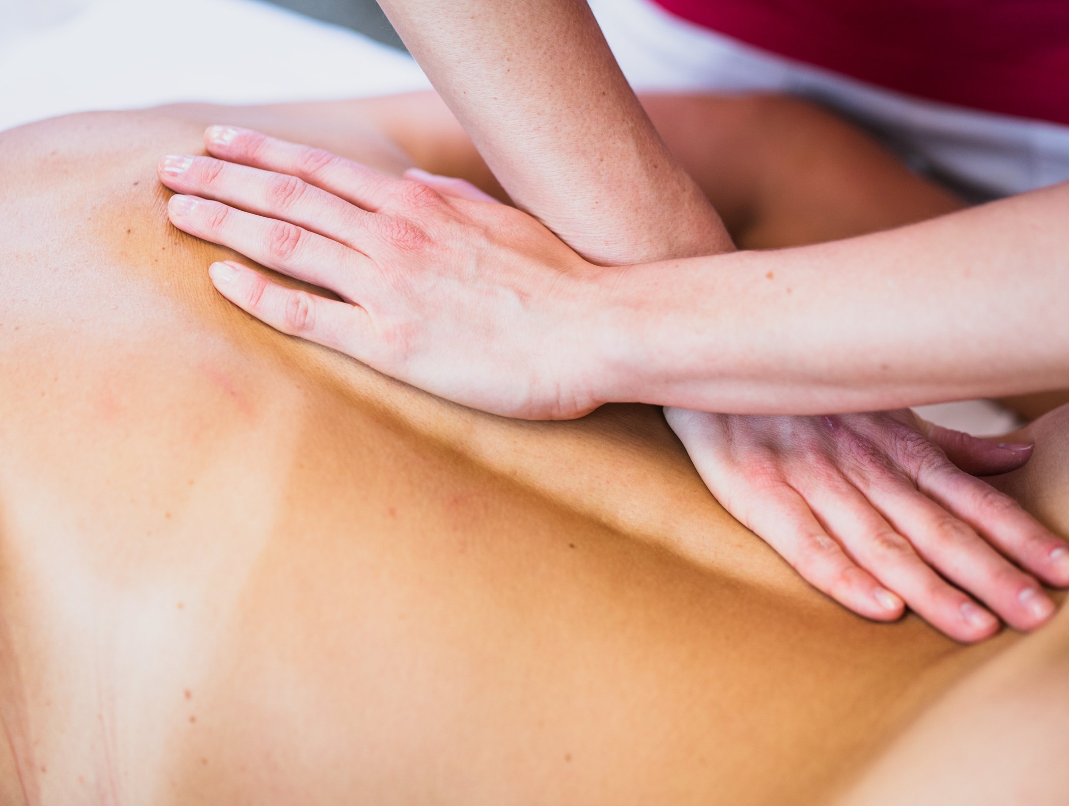 masáž paravertebrálních svalů